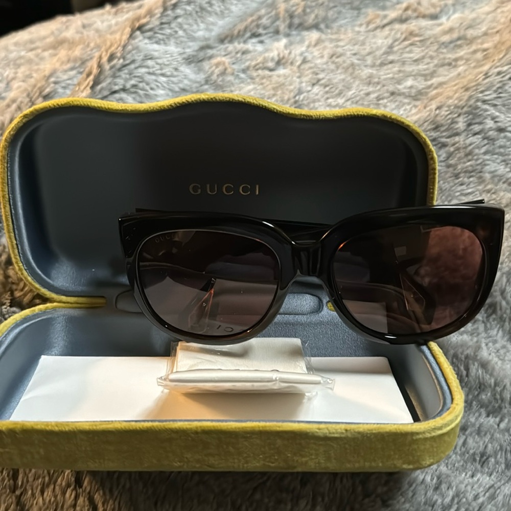 Gucci sunglasses brown frames with case and everything intact